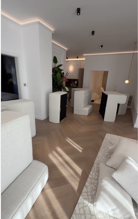 Cum arată livingul Georgianei Lobonț. Și-a cumpărat niște scaune „smart”, pentru părinți. Ce e diferit la ele?