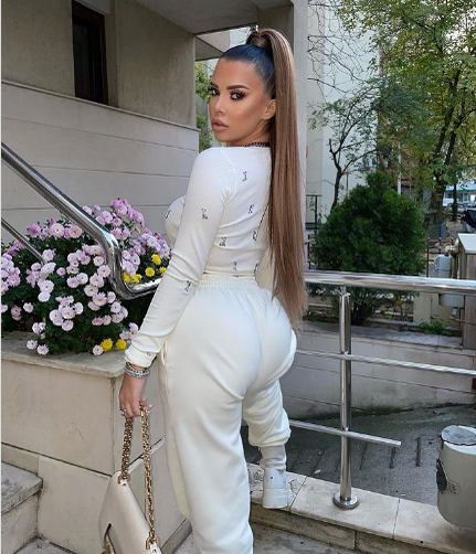 Andra Volos și Andreea Ardelean s-au sărutat pe gură: ”Ea e singură, eu la fel…”