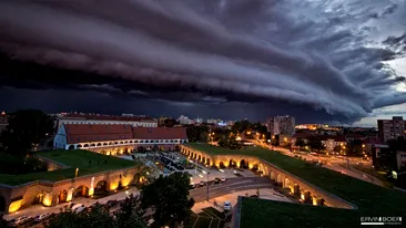 Furtună puternică în Timișoara! Acoperișurile caselor au fost smulse