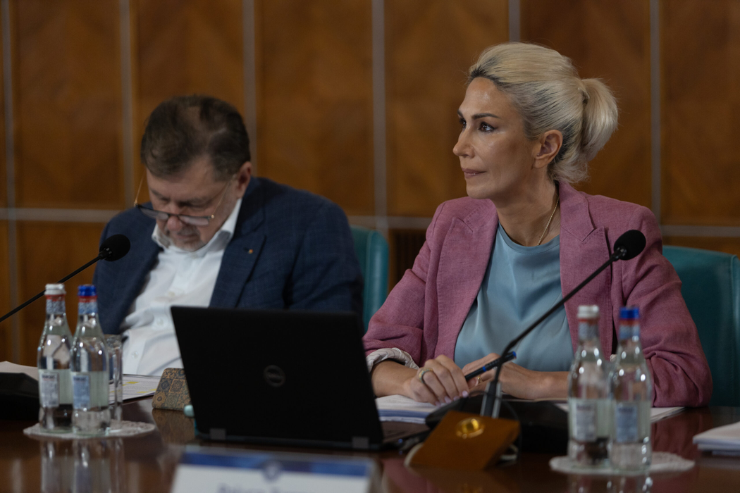 Ea este cea mai ”tunată” politiciană din România! Cum s-a transformat Raluca Turcan în ultimii 20 de ani