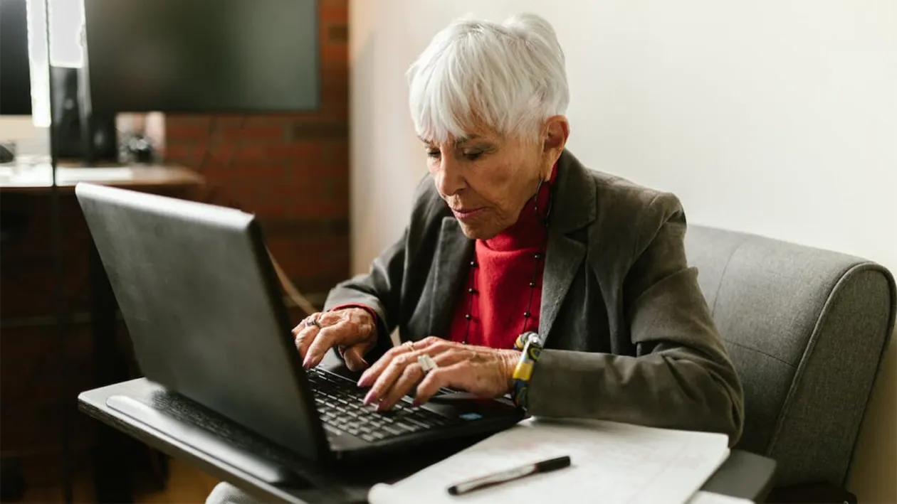 Ce a pățit o pensionară de 72 de ani, după ce s-a cuplat pe WhatsApp cu un bărbat frumos. Zilele trecute, a aflat cine era iubitul ei, de fapt