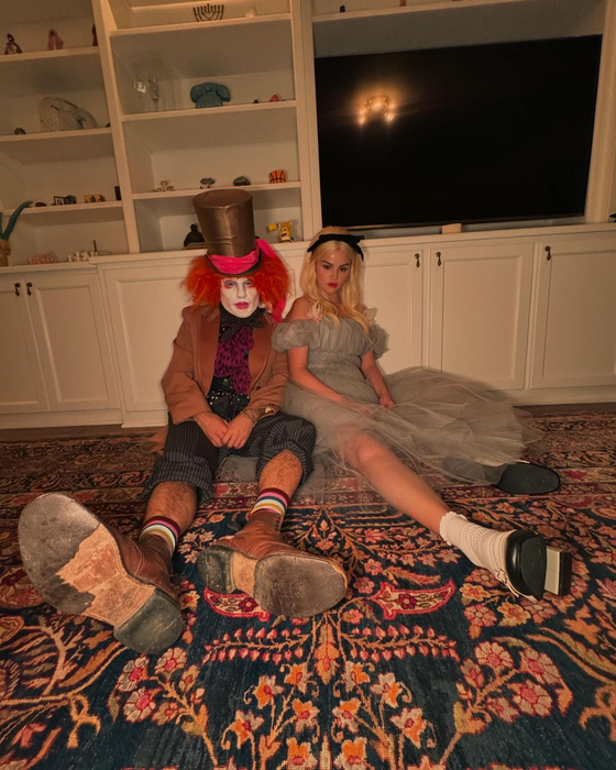 Selena Gomez și Benny Blanco s-au costumat în Alice în Țara Minunilor și Pălărierul nebun. Sursa: Instagram