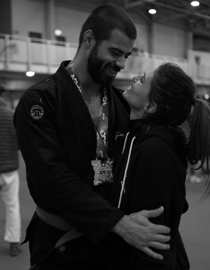 Sânziana Negru l-a întâmpinat pe Ștefan Floroaica într-un mod inedit, după ce s-a întors de la Asia Express. Ce cadou i-a luat iubitei?