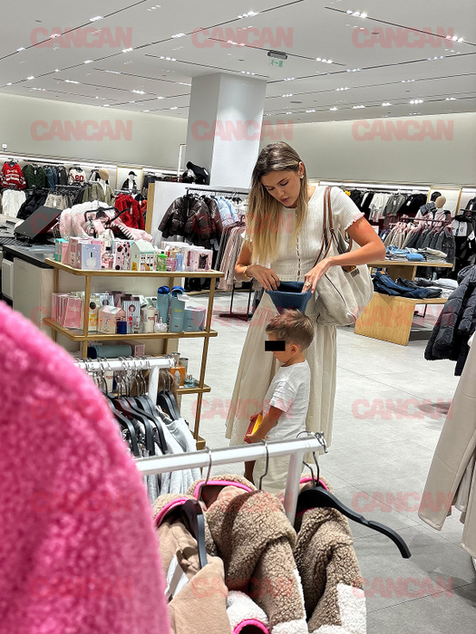 Emily Burghelea cu copiii la mall