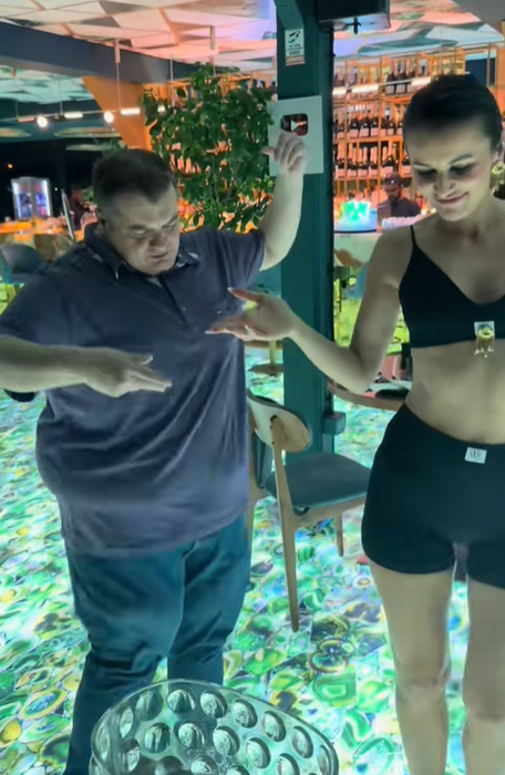 Pescobar i-a dat 25.000 de euro dintr-un foc, iar acum face milioane din combinații! Cine este, de fapt, ”Doctorul” care a devenit vedetă pe TikTok, după ce a lins pahare și decolteuri la Loft