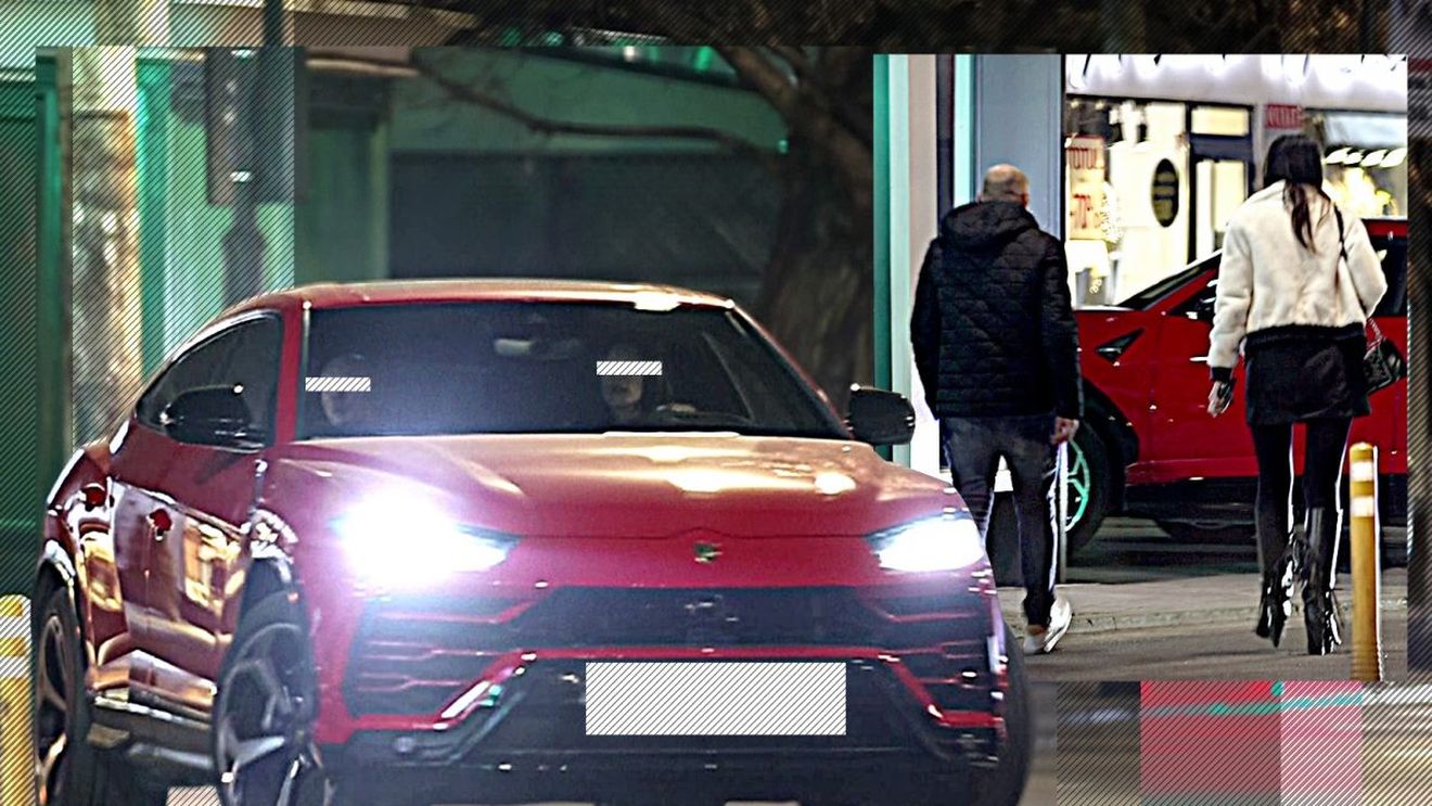 Deși sunt îmbrăcați ca oamenii de rând, Lamborghini-ul roșu i-a dat de gol! Discreții multimilionari au atras toate privirile pe Dorobanți!