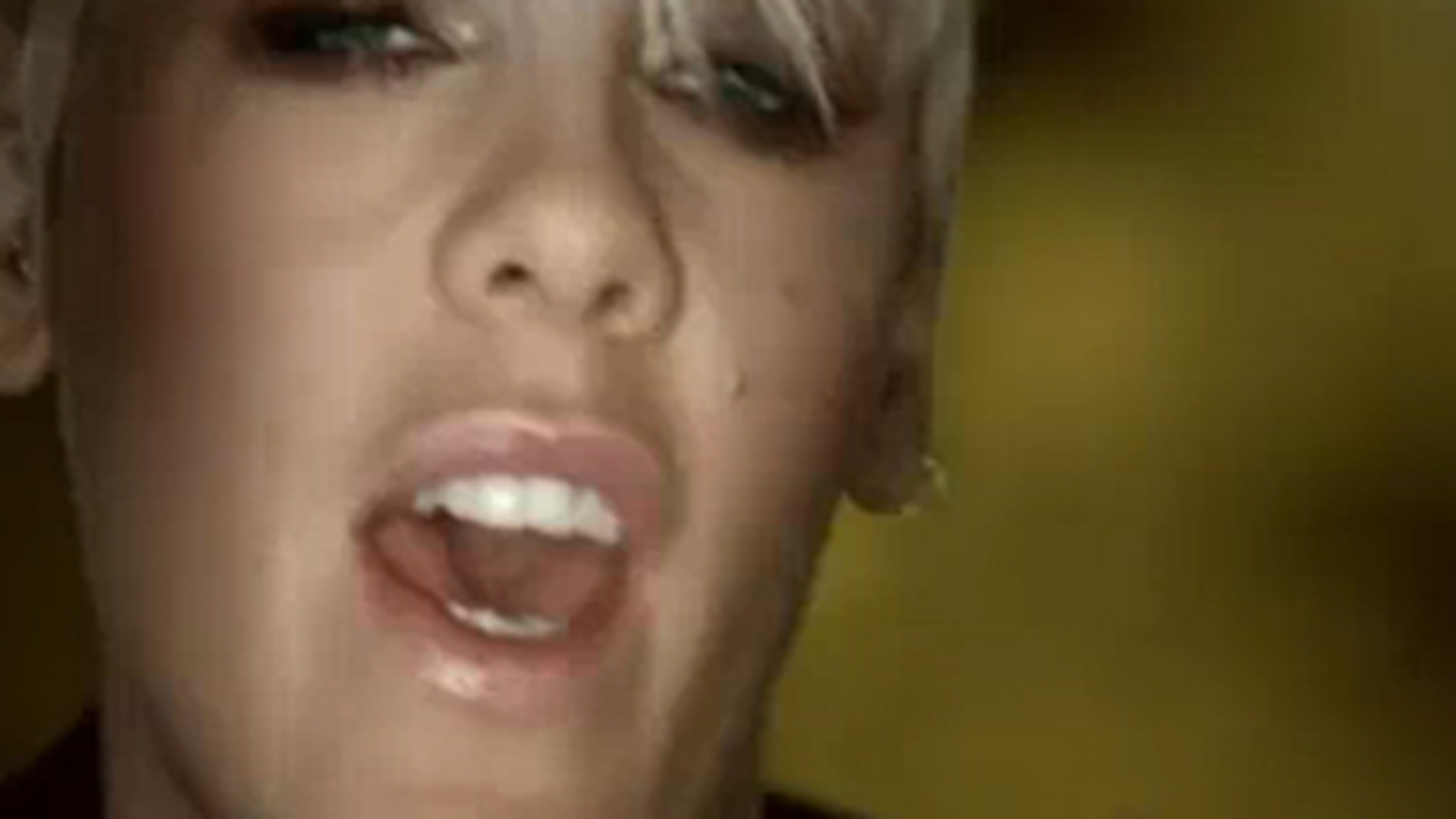 VIDEO IMAGINI SOCANTE! O tanara se taie cu lama in noul clip al lui Pink!