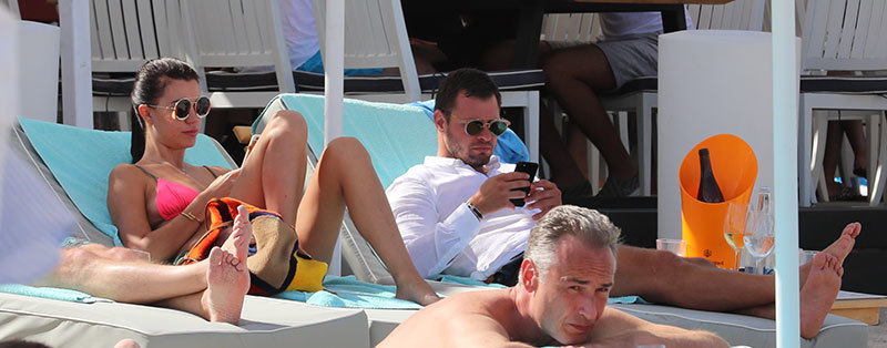 Marius Niculae şi iubita sa se relaxează la plajă