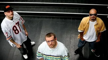 La concerte este doar cu sticla de alcool in mana, iar in rest se reface. Uzzi este baiat rau pe scena si iubit model acasa