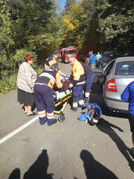Un microbuz cu 14 pelerini din Tulcea s-a răsturnat într-o pădure! A fost declanșat Planul Roșu de intervenție. Imagini șocante