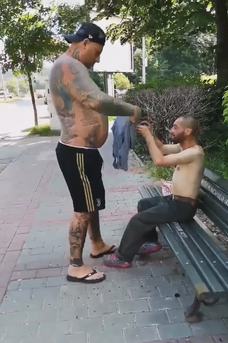 Ce i-a făcut tânărul tatuat din imagine unui cerșetor pe care l-a văzut la bustul gol, pe o bancă din Iași. Imaginile au devenit virale în toată România