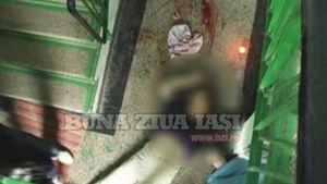 Video ravasitor! O femeie batuta de sot s-a aruncat de la etaj - Uite imaginile terifiante cu ea zdrobita pe jos, proteza i-a zburat la 2 metri! Reactia lui dementa: "S-a sinucis din cauza lu' ma-ta bai! Iesi fu**-ti biserica ma-tii"