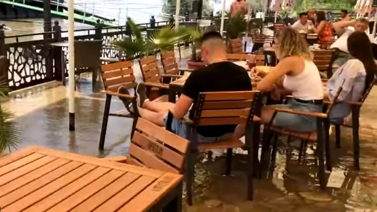 VIDEO ULUITOR. Dunărea a inundat malurile la Bechet. Clienții unei terase stau cu picioarele în apă la mese