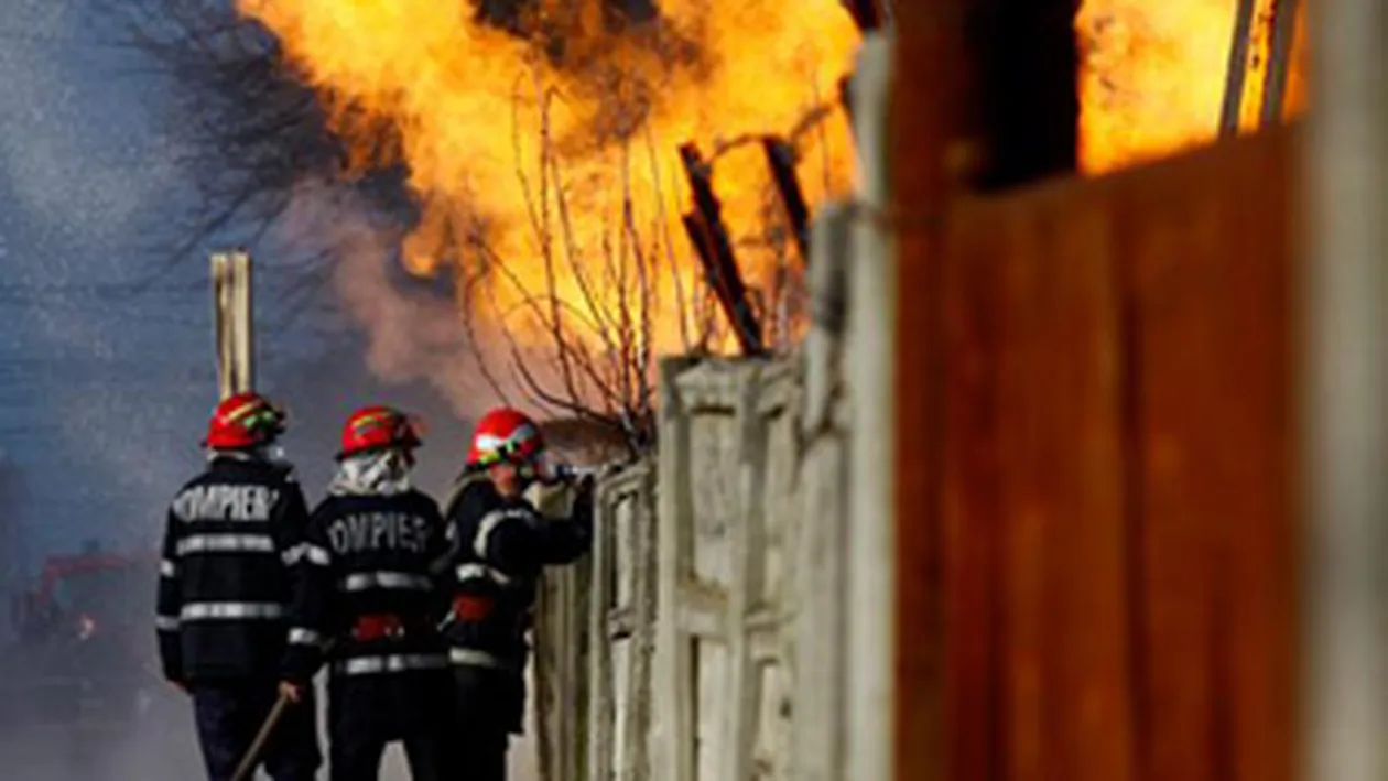 Explozie intr-un bloc din Slatina! Un ranit, patru apartamente si trei masini, distruse!