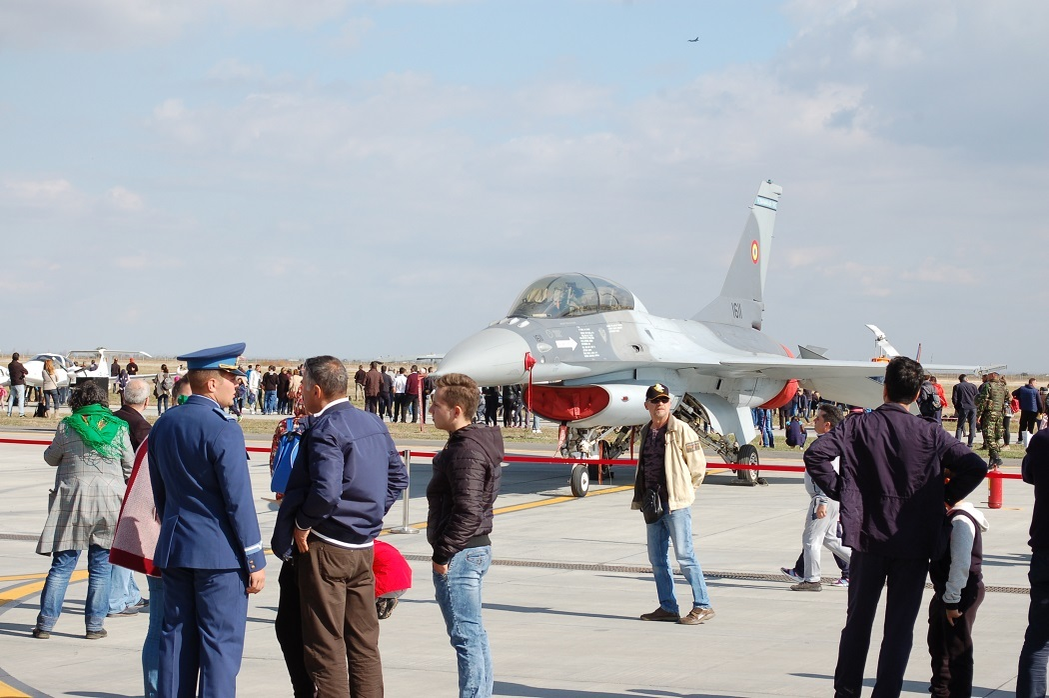 Avioanele F-16, admirate de sute de oameni la Ziua Porţilor Deschise