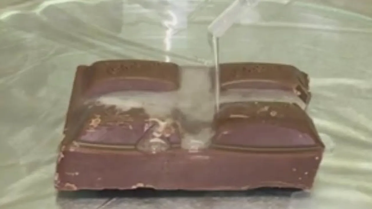 Experimentul care te va pune pe gânduri! A turnat acid peste o bucată de ciocolată, iar rezultatul i-a uimit pe toţi!