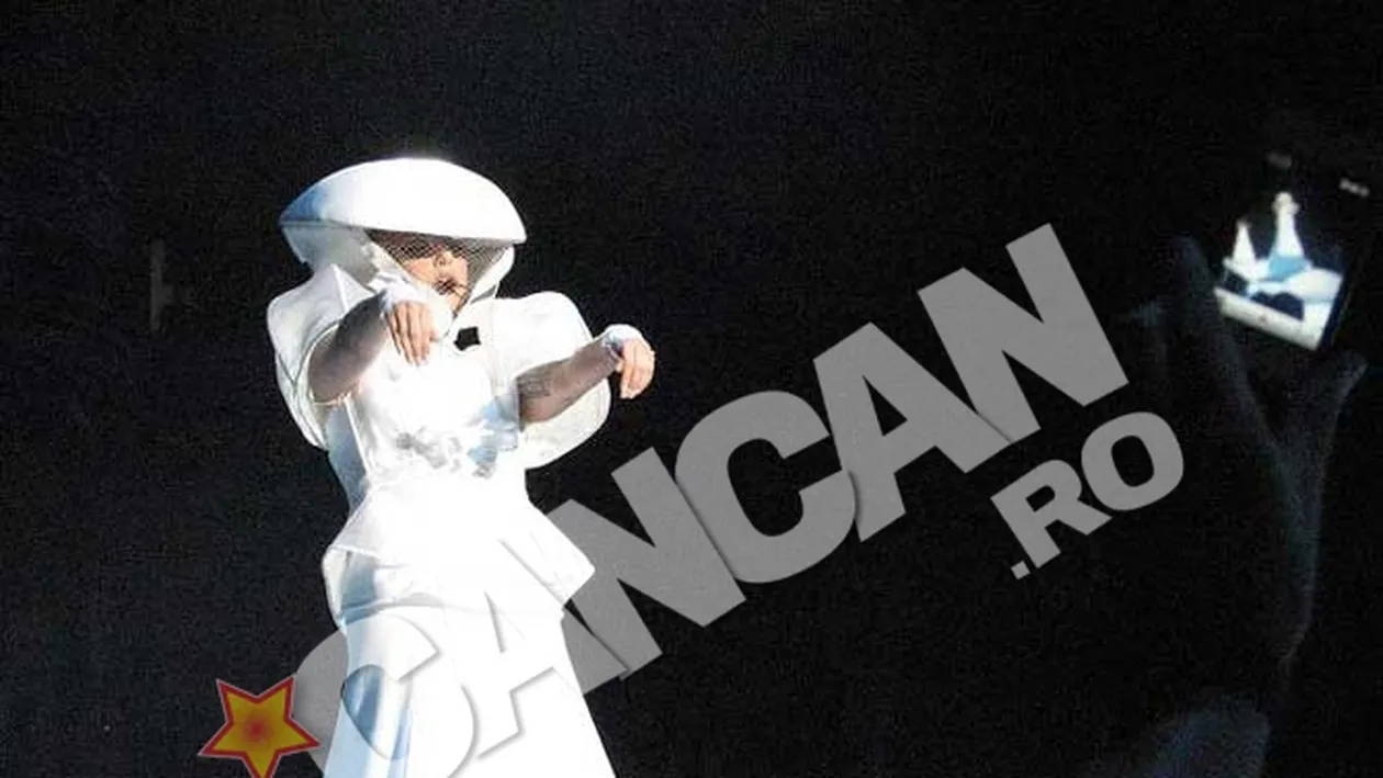 Nu astepta pana maine! Uite ce show bolnav o sa faca Lady Gaga in Piata Constitutiei! Am fost ieri la Sofia si am vazut de ce e in stare artista satanista.  Intra sa vezi tinutele demente si showul zapacitor pe care Lady Gaga o sa il repete si la Bucurest