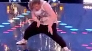 VIDEO Esti plinuta si nu prea stii sa dansezi? Ia lectii de la o blonda "neexorcizata"