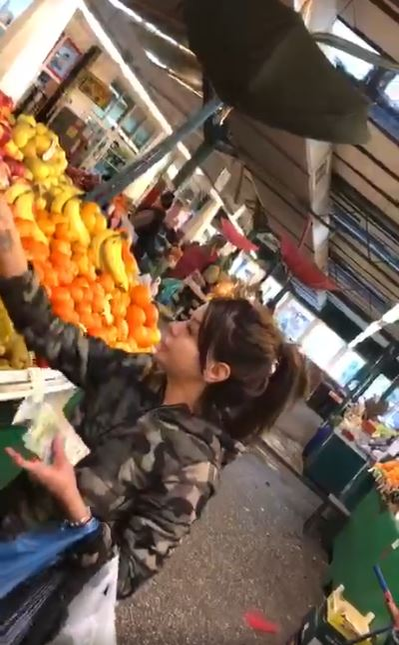 Fosta asistentă a lui Capatos a plătit și întinde mâna după punga plină cu fructe