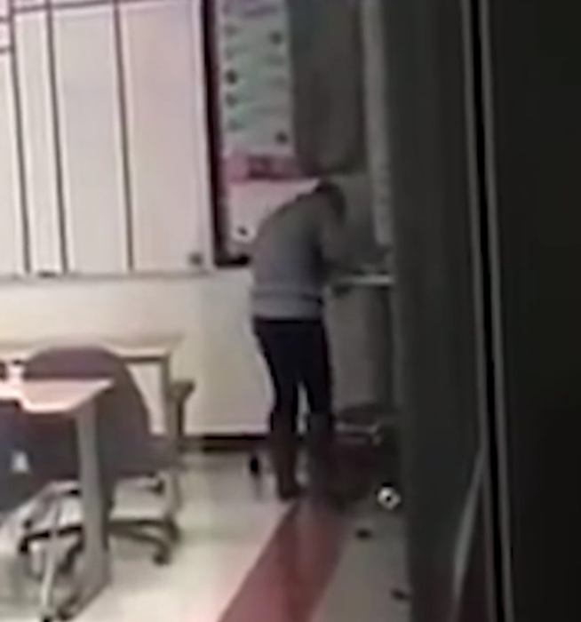 Această profesoară a început să facă un gest şocant în faţa elevilor săi! Nu şi-a dat seama că e filmată, iar la scurt timp a fost chemată şi Poliţia