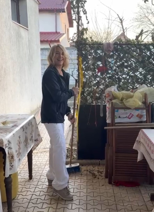 Nadia Comăneci a dat cu mătura în vizită la mama ei. Sursa foto: captură video / orangesport.ro