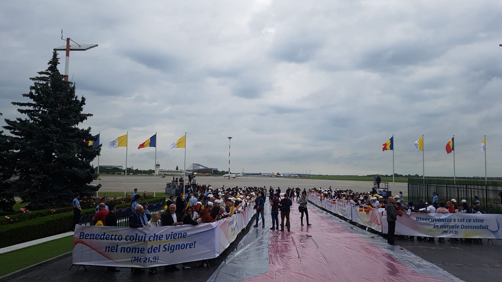 Ce a pățit Papa Francisc în momentul în care urca în avion și cum a mascat incidentul