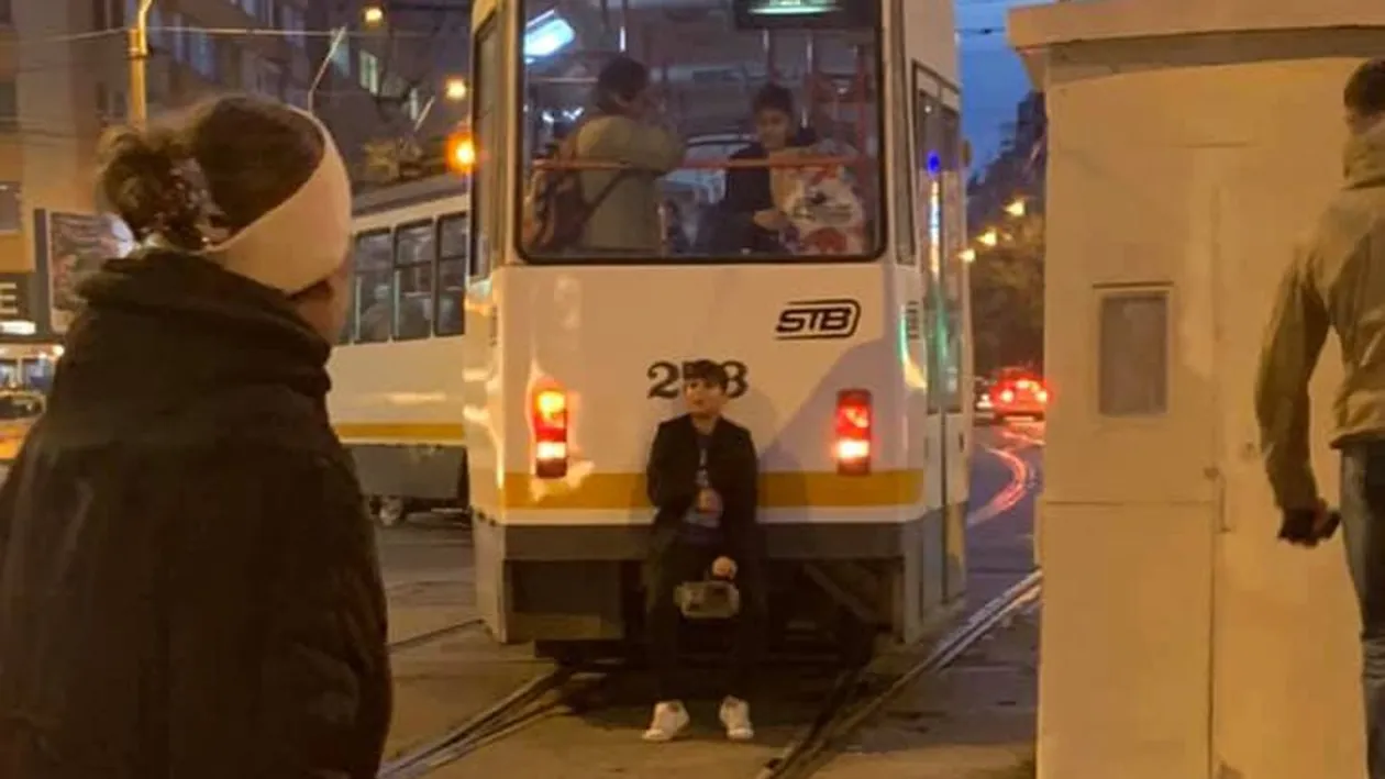 Povestea din spatele acestei fotografii din București. Ce făcea această femeie în spatele tramvaiului