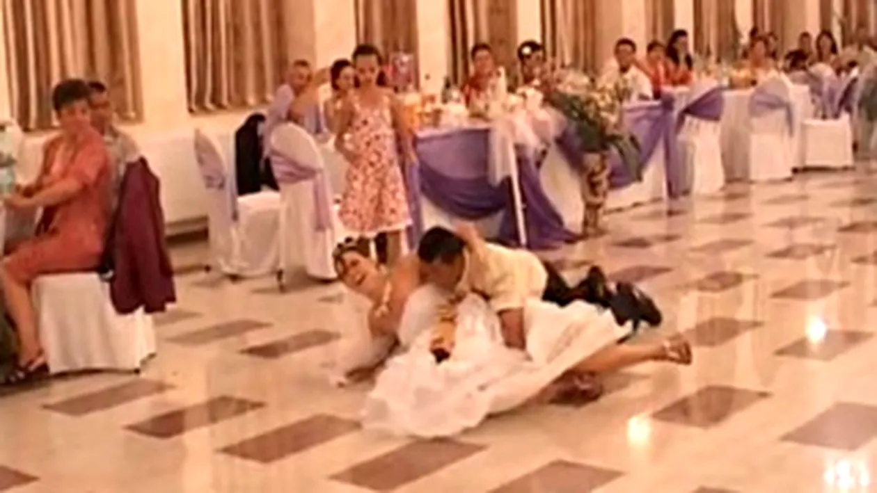 VIDEO Faza monumentala! A cazut cu mireasa in brate la propria nunta!