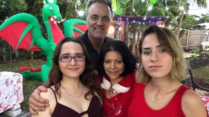 Sanda şi Adriana, fiicele Elenei Cârstea, se bat în decolteuri