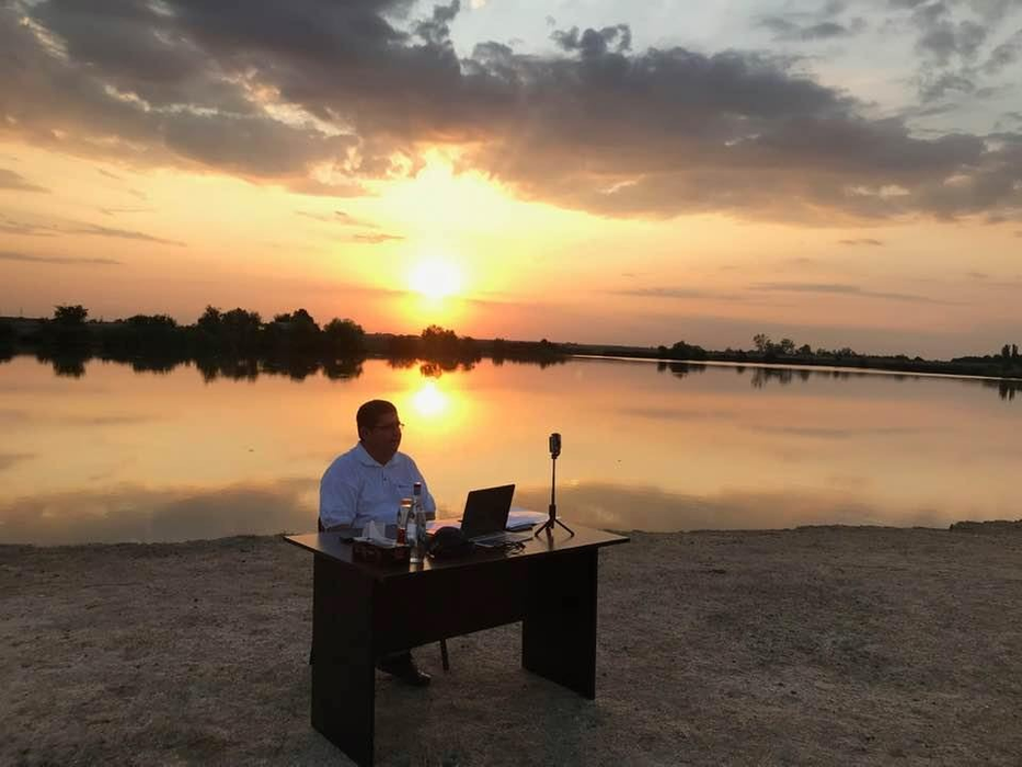 Primarul își alege decorul cu mare atenție (Foto: arhiva personala Facebook/Marius Caraveteanu)