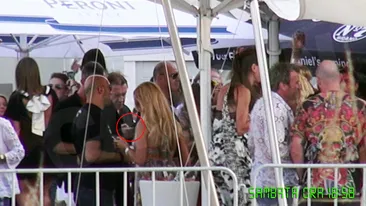 Gabriel Cotabita nu-si mai gaseste locuri printre tineri. Vezi cum s-a plictisit la o petrecere exclusivista de pe plaja