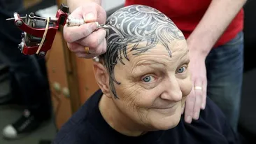Satula de chelie si zecile de peruci! O bunicuta s-a tatuat pe tot capul