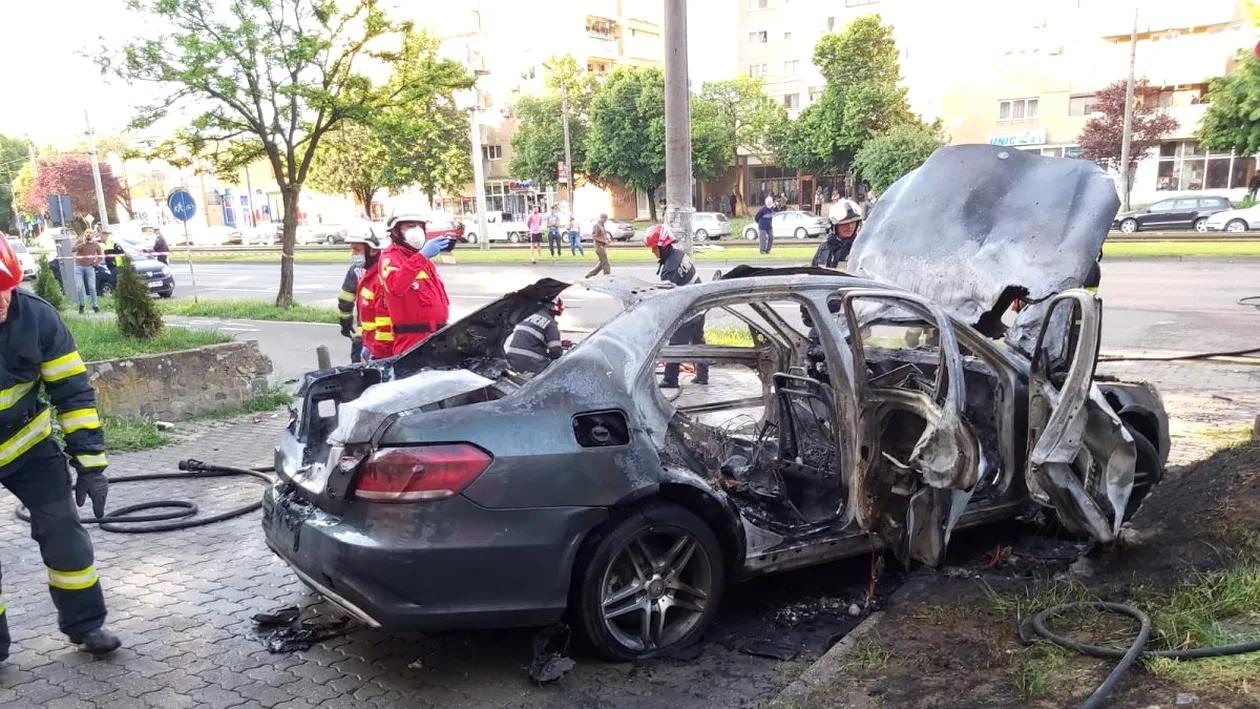 Incendiu în Arad. Un bărbat a fost găsit mort în flăcări, într-o mașină care a ars