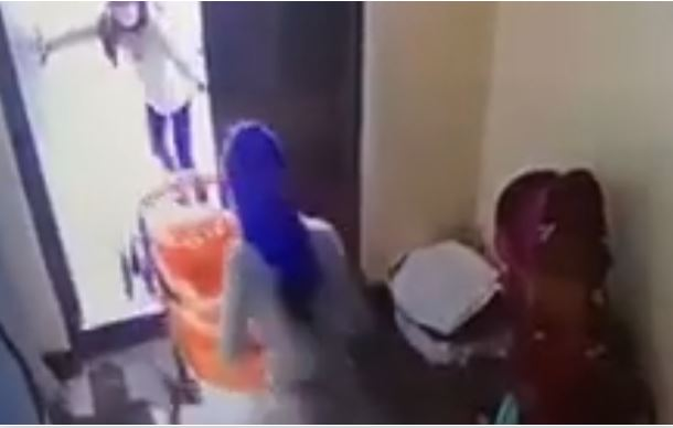 Două copile de etnie romă, filmate în timp ce fură un cărucior de copii în plină zi în Tulcea. Cum au fost surprinse mamele lor | VIDEO