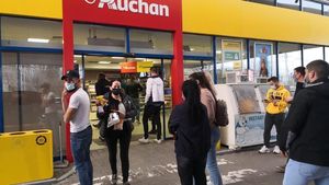 Efectele închiderii magazinelor la ora 18.00. Zeci de oameni au stat la coadă la benzinării, pentru cumpărături. FOTO