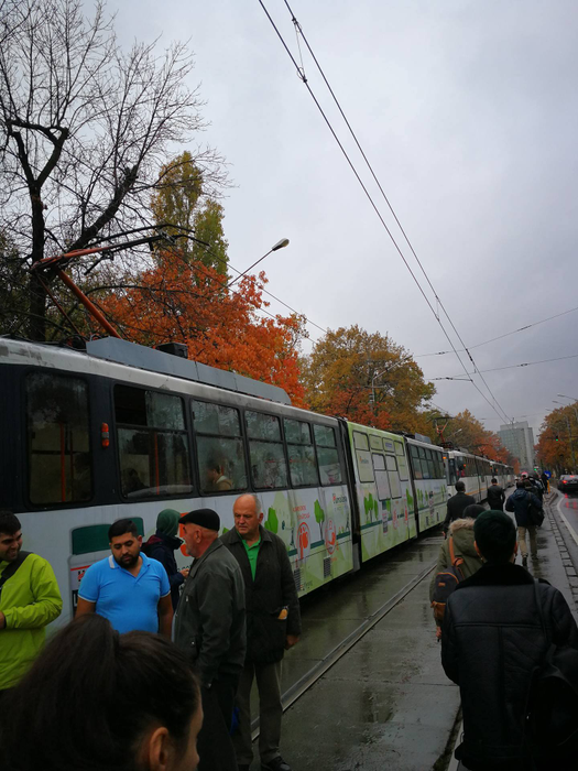 Accident în Capitală! Un tramvai a intrat în plin într-o maşină