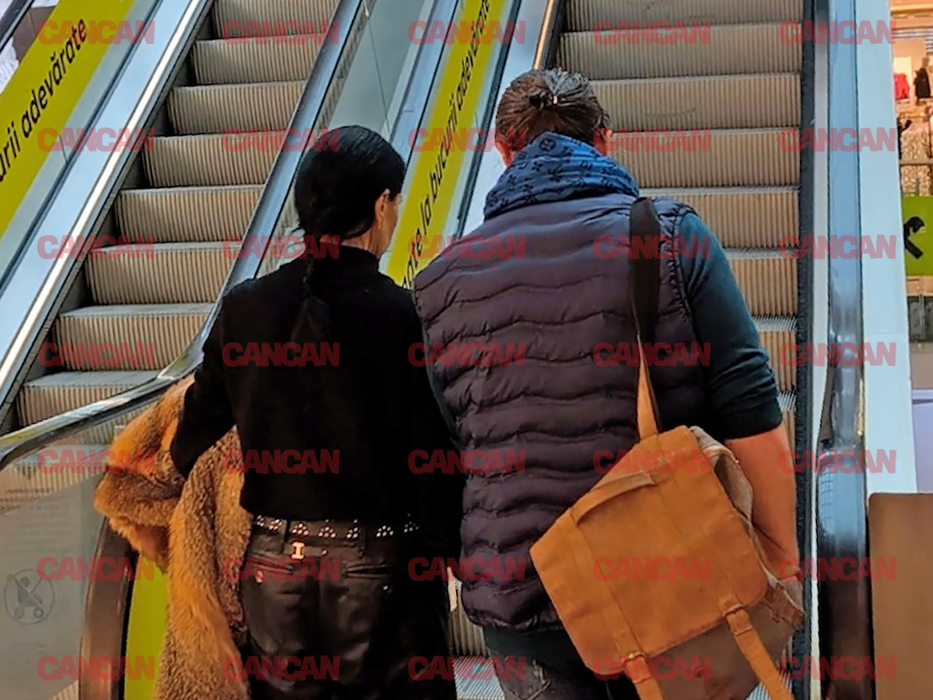 Cei doi soți au ieșit la mall