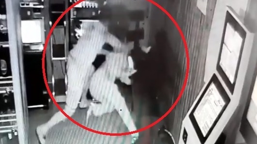 Tânăr bătut până la leșin, într-un bar din Dâmbovița. Victima, dusă la spital în stare gravă