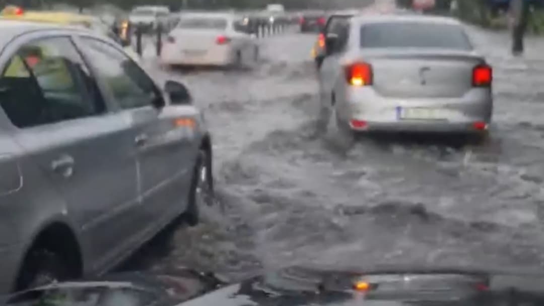 Bucureștenii au primit din nou mesaj RO-Alert. Este COD PORTOCALIU de vreme rea