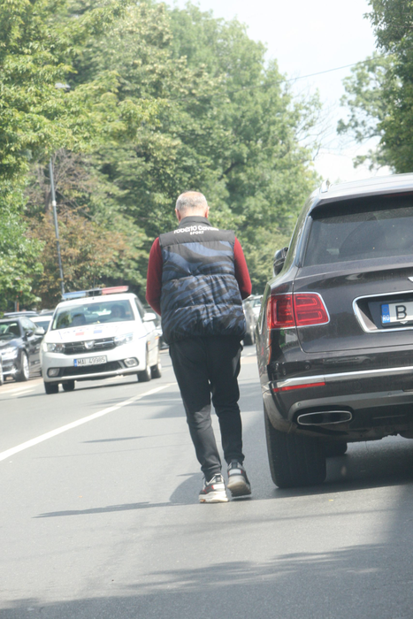 Gigi Becali se îndreaptă către mașină