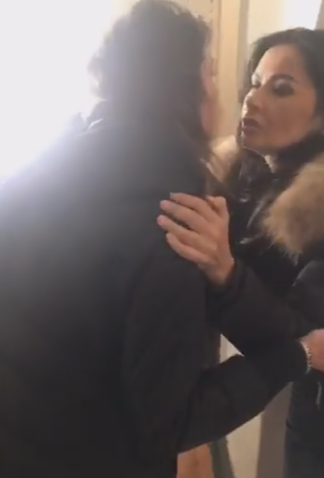 Femeia care a scos la vânzare cizmele împreună cu Oana Zăvoranu
