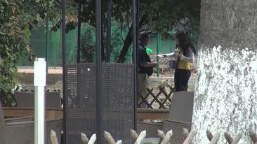 Sefa de santier....pe tocuri. Nu trece o zi fara ca Brigitte sa nu mearga sa verifice lucrarile la complexul sportiv al soltului