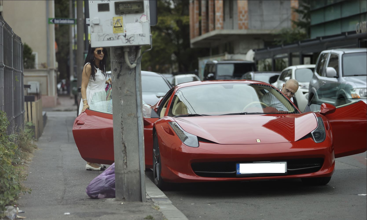 Prima care coboară din Ferrari este sexy-brunețica (Foto: CANCAN.RO)