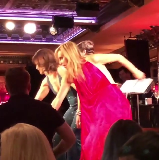 Artista Sonja Morgan a rămas în goală pe scenă. I s-a desfăcut rochia în timp ce cânta. Imaginile din timpul striptease-ului oferit din greșeală au devenit publice