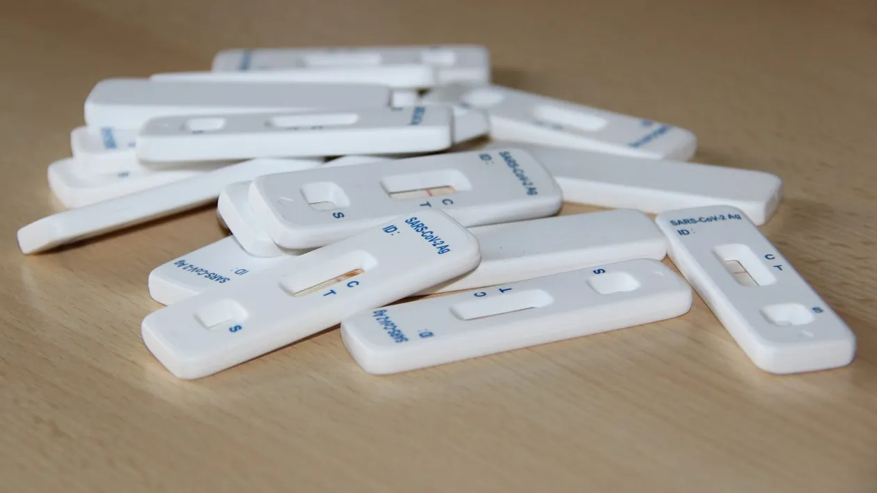 Teste gratuite pentru farmacii, dar contra-cost pentru populație! Iată cât plătesc românii care vor să se testeze