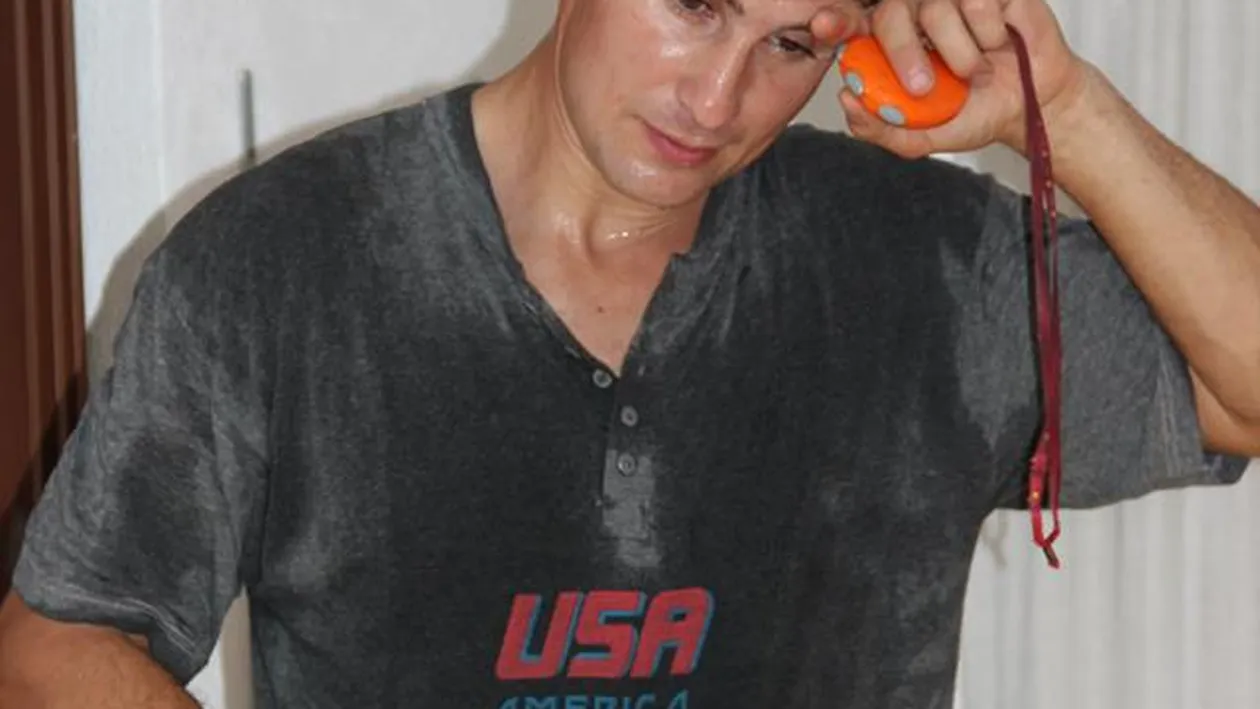 Scoate bani si din piatra seaca! Uite ce face tatal micutului Hercule chiar in curtea casei!