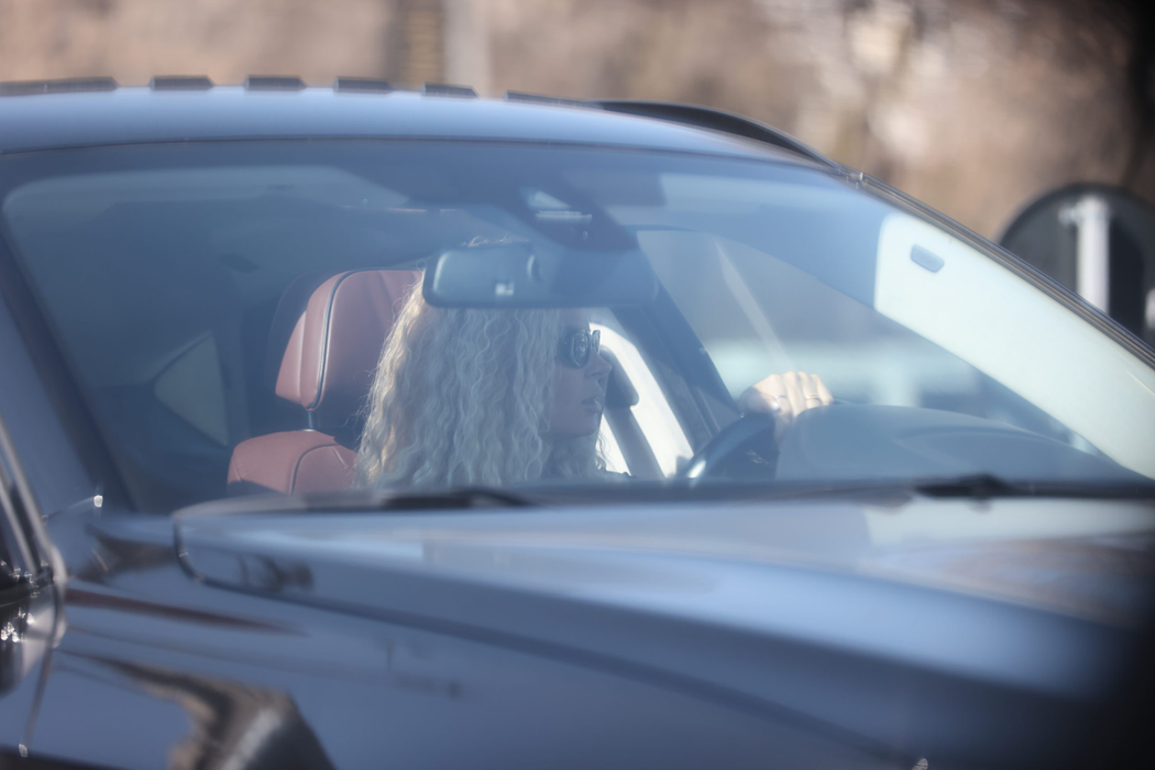 Andreea Bănică a plecat către un magazin de corpuri de iluminat (Foto: CANCAN.RO)