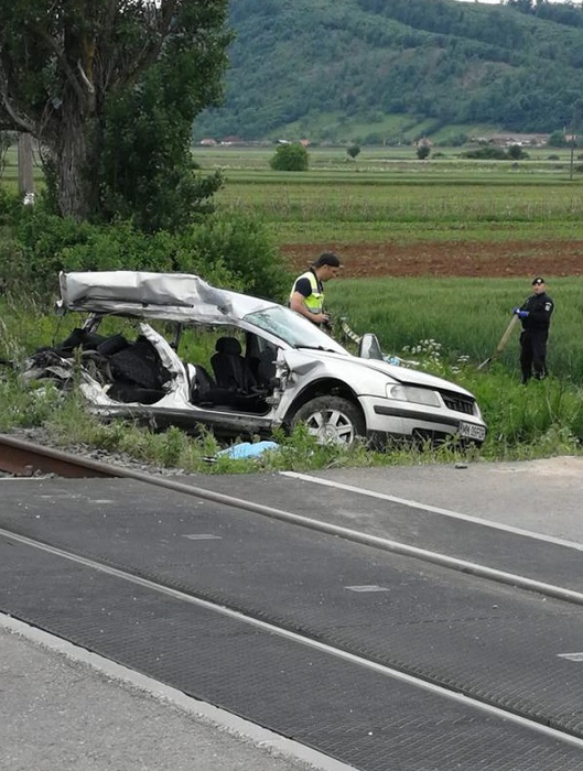 Patru studente au murit, după ce mașina în care se aflau a fost spulberată de tren. Imaginile surprinse după impact sunt înfiorătoare