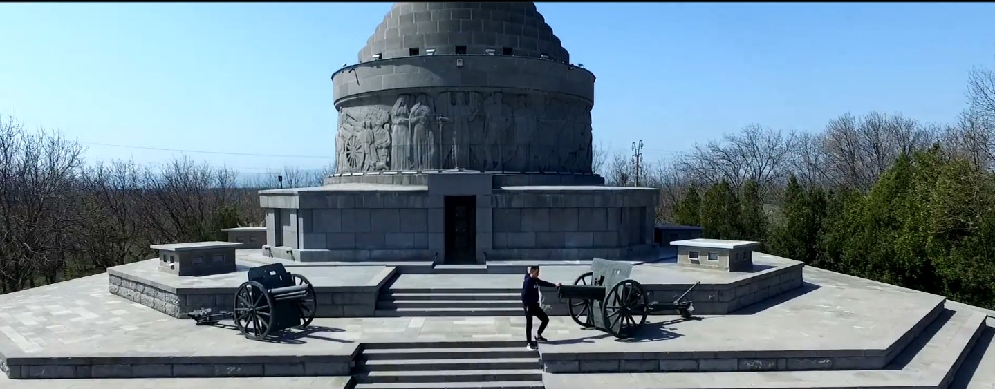 Filmările au avut loc la Mausoleul de la Mărășești