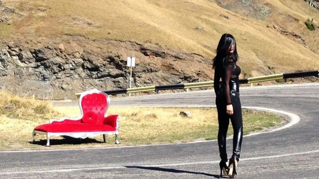 Adelina, dominatoarea! Imaginea care i-ar provoca atac de cord lui Liviu Varciu! A colindat serpentinele de pe Transfagarasan pe tocuri de 15 cm, imbracata cu pantaloni de piele negri !